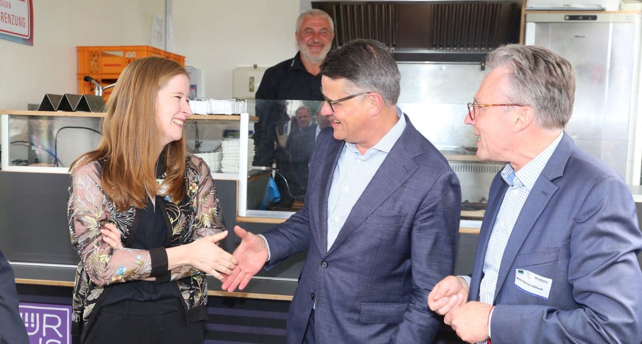 Mareike Weißmüller, Geschäftsführung Bioland Hessen, mit Ministerpräsident Boris Rhein und Maik Dietrich-Gibhardt als theologischer Direktor und Vorstandssprecher von Hephata. Quelle Hephata