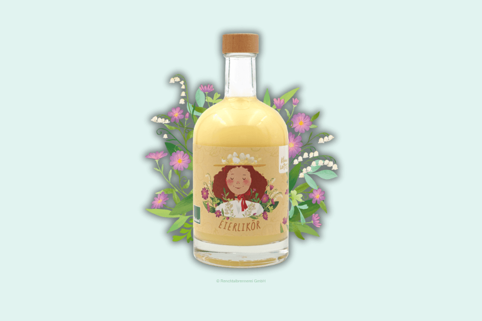 Eine Flasche Eierlikör mit einem verspielten Etikett, das eine lächelnde Figur zeigt, vor einem Hintergrund aus bunten Blumen auf hellblauem Grund.
