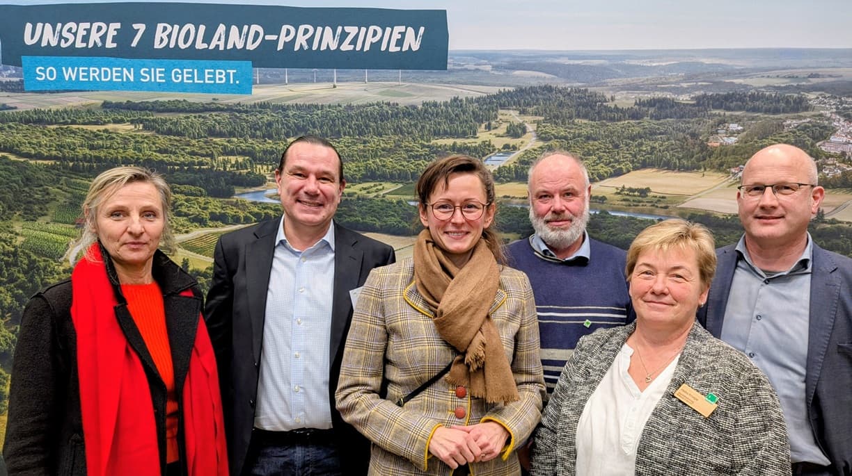 Beim Gespräch mit der Ministerin vlnr.: Delia Micklich, GF Biopark, Gerald Köhler, Co-GF FÖL e.V, Ministerin Hanka Mittelstädt, Hans- Jürgen Paulsen, Vorstand Naturland Brandenburg, Heike Kruspe GF Bioland LV Ost, Sascha Philipp, Sprecher des Agrarpolitischen Arbeitskreis Ökologischer Landbau Brandenburg.