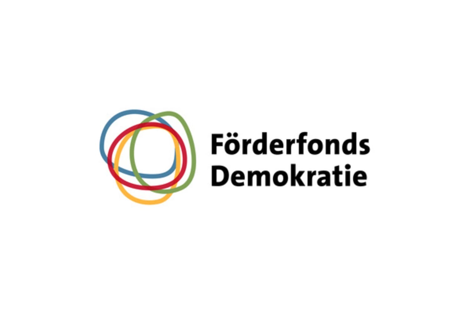Logo mit sich überlappenden Schleifen in Rot, Gelb, Grün, Blau und dem Text „Förderfonds Demokratie“ auf der rechten Seite.