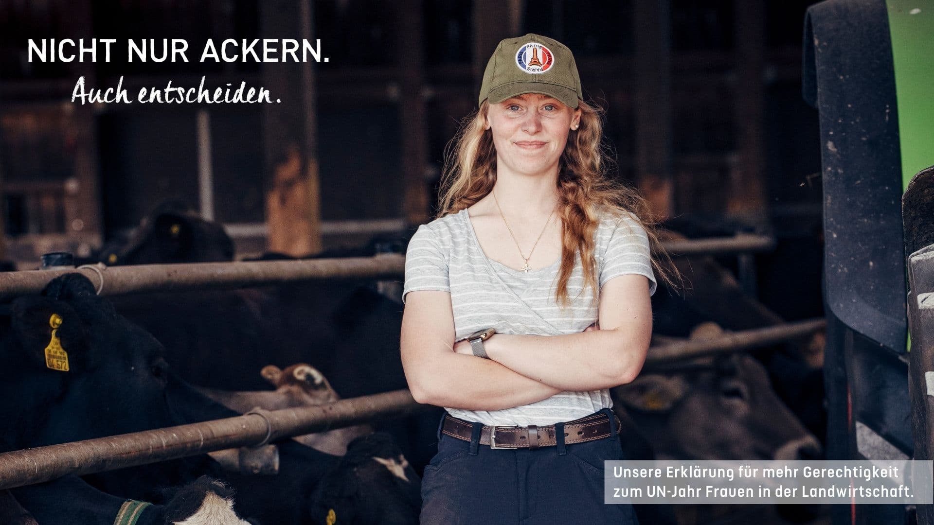 Junge Frau mit Mütze und Overall steht selbstbewusst in einem Stall mit Kühen. Text zur Förderung der Gleichstellung der Geschlechter in der Landwirtschaft ist sichtbar.