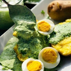 grüne Soße mit Salzkartoffel und hartgekochten Eiern