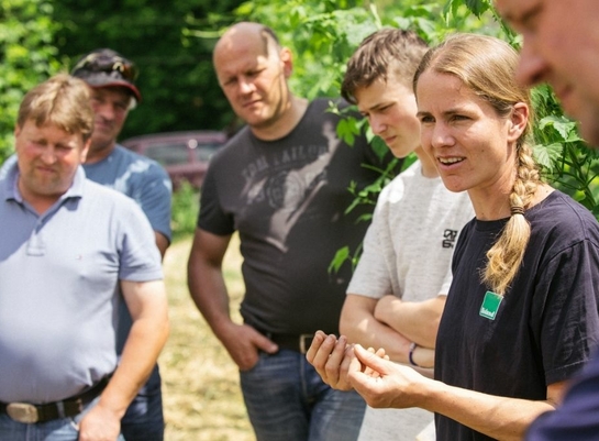Bodenexpertin Michaela Braun zeigt Teilnehmern des Bodenpraktikers eine Bodenprobe