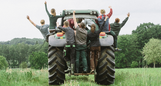 Junge Menschen auf Traktor