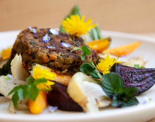 vegetarisches Gericht mit Linsen, Blüten, Gemüse