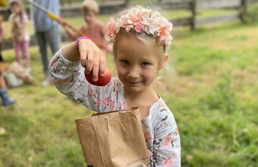 Kind nhält Apfel in der Hand